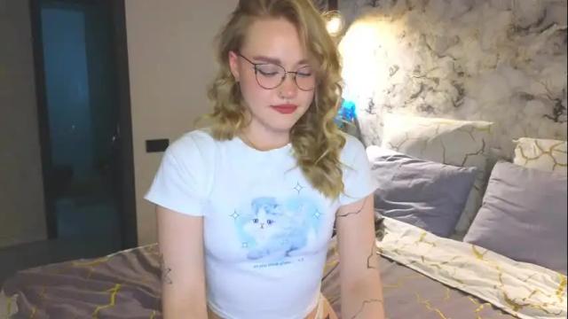 Image 8 of aurora_golden Stream on Chaturbate on 17 days ago