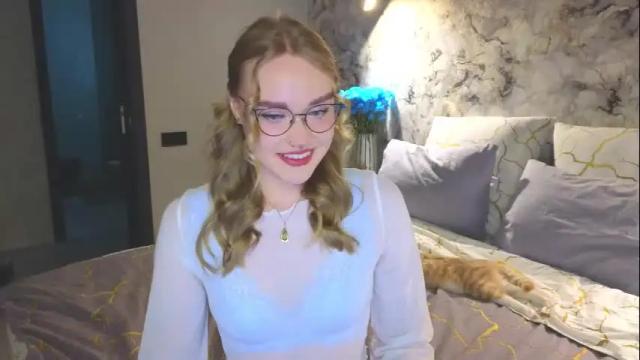Image 3 of aurora_golden Stream on Chaturbate on 14 days ago