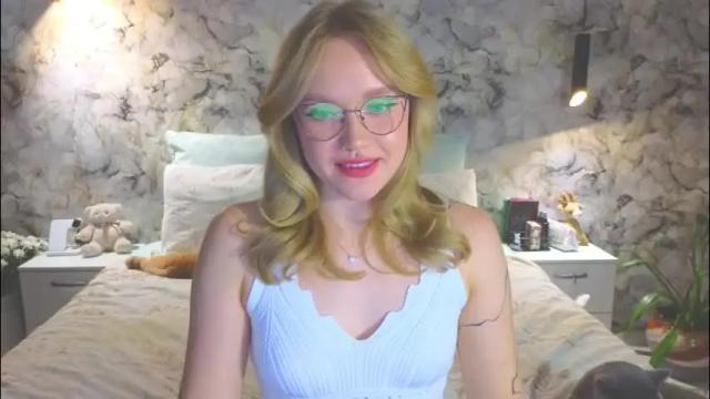 Image 2 of aurora_golden Stream on Chaturbate on 2 months ago