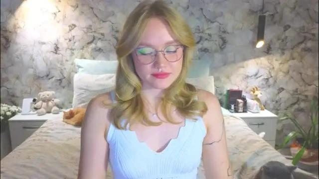 Image 3 of aurora_golden Stream on Chaturbate on 2 months ago