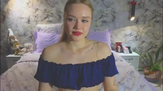 Image 3 of aurora_golden Stream on Chaturbate on 8 days ago