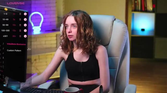 Image 3 of aurorarosse Stream on Chaturbate on 18 months ago