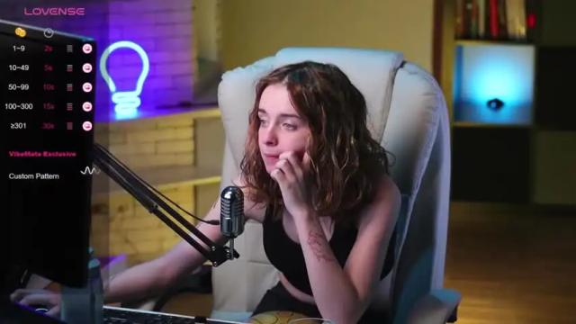 Image 11 of aurorarosse Stream on Chaturbate on 18 months ago
