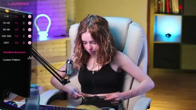 Image 2 of aurorarosse Stream on Chaturbate on 18 months ago