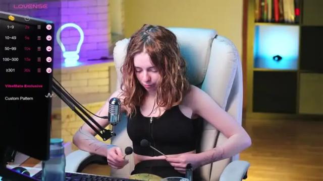 Image 4 of aurorarosse Stream on Chaturbate on 18 months ago