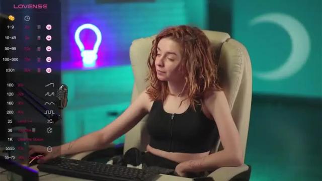 Image 3 of aurorarosse Stream on Chaturbate on 17 months ago