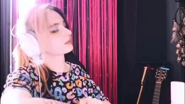Image 2 of avi_nile Stream on Chaturbate on 1 month ago