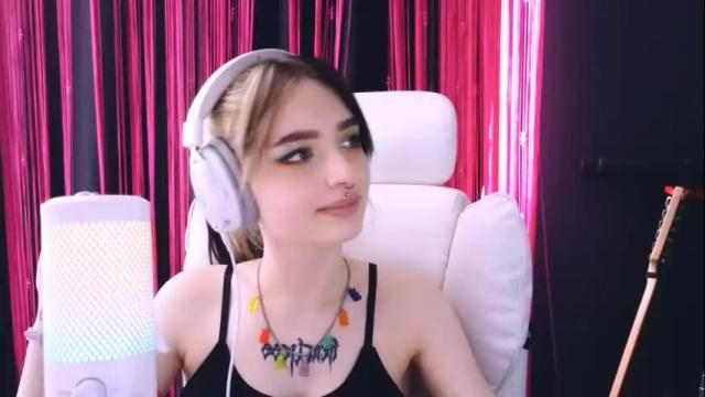 Image 3 of avi_nile Stream on Chaturbate on 1 month ago