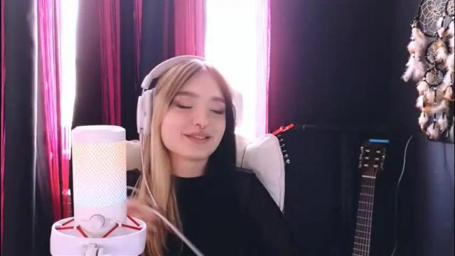 Image 3 of avi_nile Stream on Chaturbate on 1 month ago