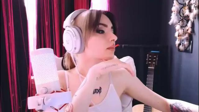 Image 3 of avi_nile Stream on Chaturbate on 1 month ago