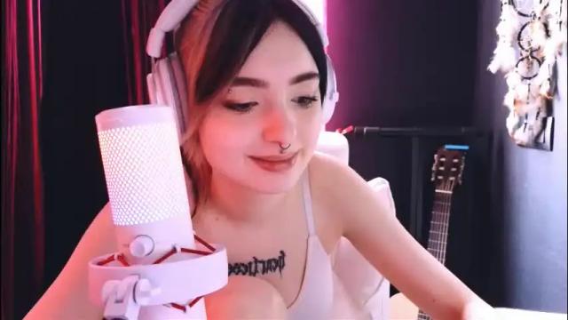Image 2 of avi_nile Stream on Chaturbate on 1 month ago