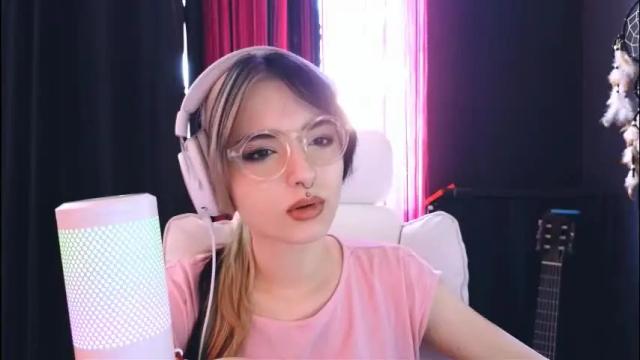 Image 3 of avi_nile Stream on Chaturbate on 1 month ago