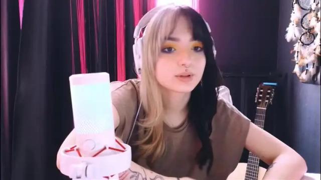 Image 3 of avi_nile Stream on Chaturbate on 1 month ago