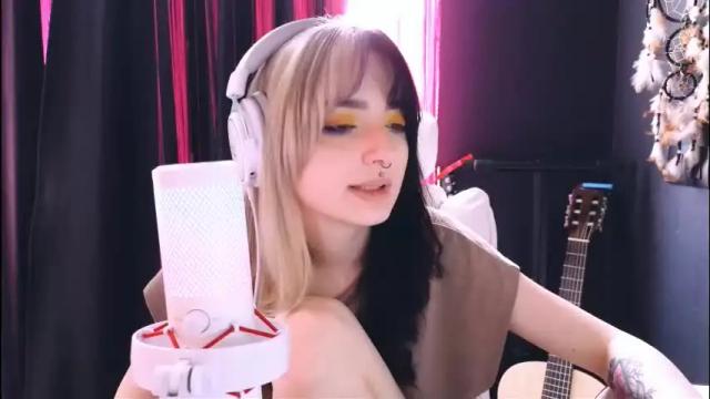 Image 4 of avi_nile Stream on Chaturbate on 1 month ago