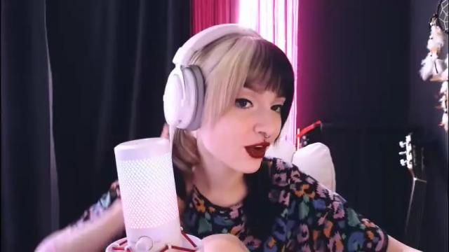 Image 3 of avi_nile Stream on Chaturbate on 22 days ago