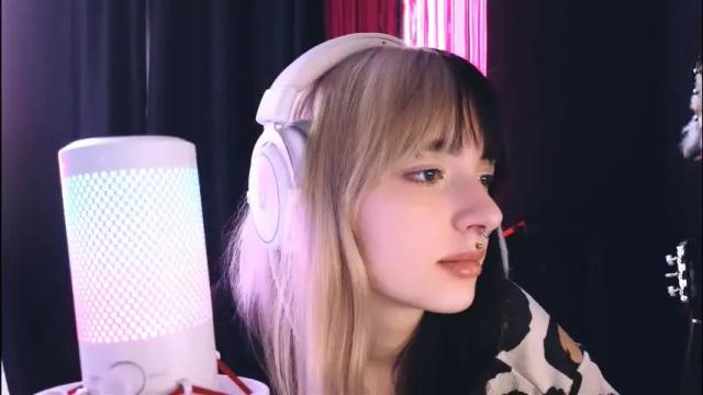 Image 3 of avi_nile Stream on Chaturbate on 18 days ago