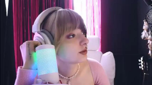 Image 2 of avi_nile Stream on Chaturbate on 16 days ago