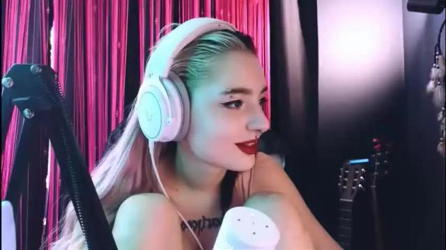 Image 3 of avi_nile Stream on Chaturbate on 4 months ago