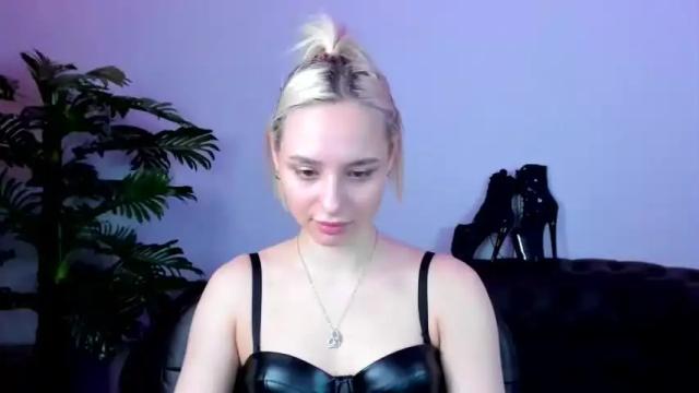 Image 4 of avr0ra Stream on Chaturbate on 13 months ago