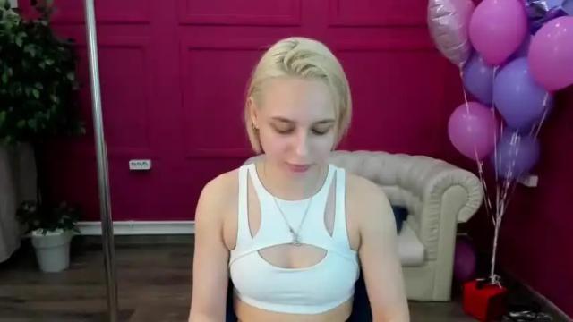 Image 3 of avr0ra Stream on Chaturbate on 13 months ago