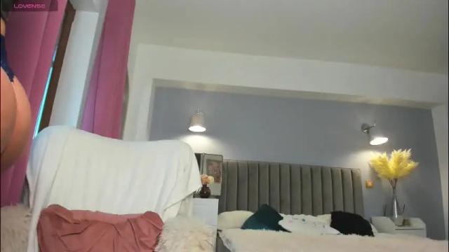 Image 2 of awesome_jolie Stream on Chaturbate on 17 days ago