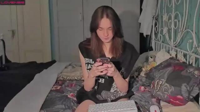 Image 6 of awlora Stream on Chaturbate on 27 months ago