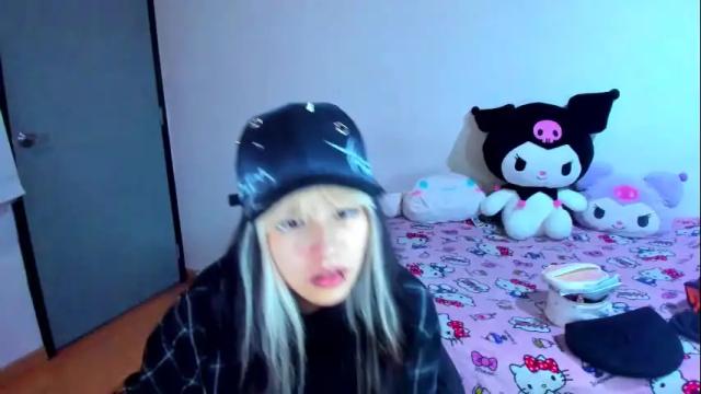 Image 2 of azu_moure Stream on Chaturbate on 1 month ago