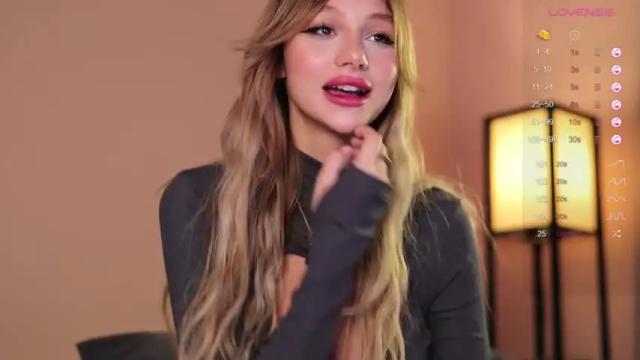 Image 3 of babeholly Stream on Chaturbate on 16 months ago