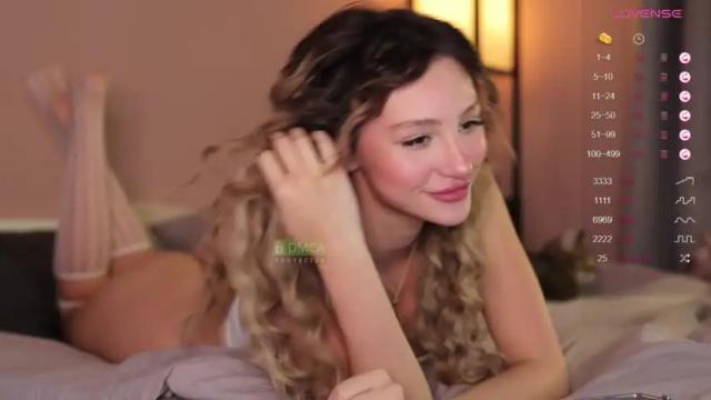 Image 8 of babeholly Stream on Chaturbate on 14 months ago