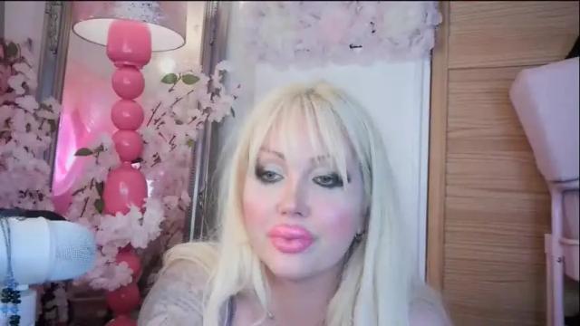 Image 2 of barbieely Stream on Chaturbate on 1 month ago