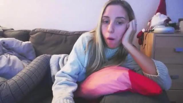 Image 7 of barelylegalblondy Stream on Chaturbate on 15 months ago