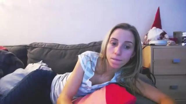 Image 6 of barelylegalblondy Stream on Chaturbate on 14 months ago