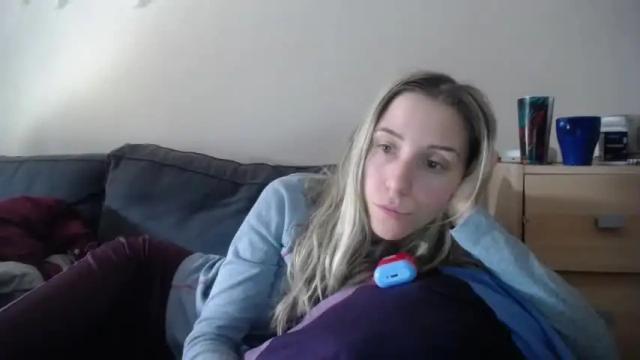 Image 2 of barelylegalblondy Stream on Chaturbate on 14 months ago
