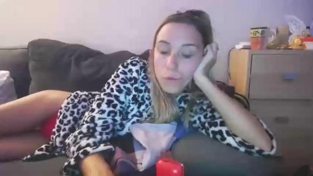 Image 4 of barelylegalblondy Stream on Chaturbate on 12 months ago