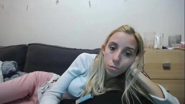 Image 2 of barelylegalblondy Stream on Chaturbate on 17 days ago