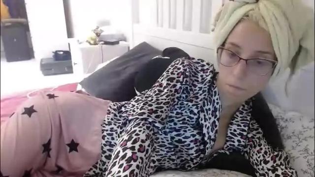 Image 4 of barelylegalblondy Stream on Chaturbate on 1 month ago