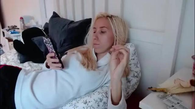 Image 10 of barelylegalblondy Stream on Chaturbate on 1 month ago