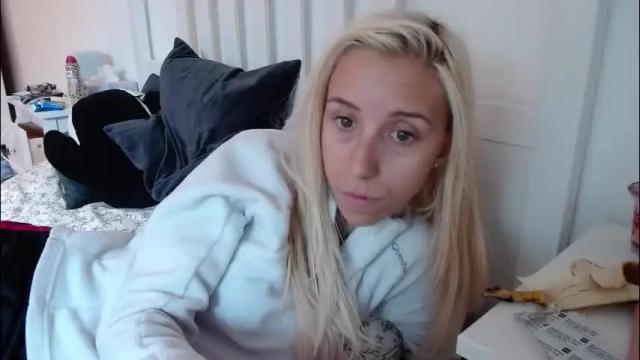 Image 11 of barelylegalblondy Stream on Chaturbate on 1 month ago