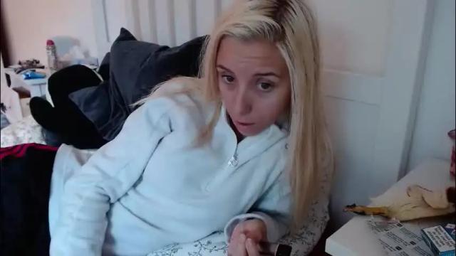 Image 12 of barelylegalblondy Stream on Chaturbate on 1 month ago