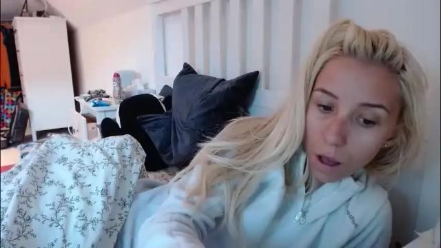 Image 3 of barelylegalblondy Stream on Chaturbate on 1 month ago