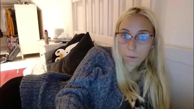Image 2 of barelylegalblondy Stream on Chaturbate on 1 month ago