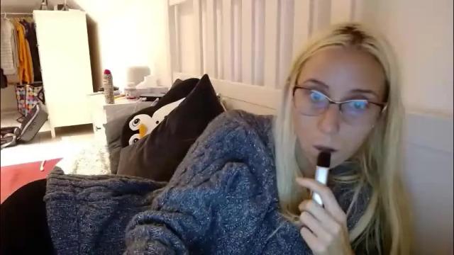 Image 3 of barelylegalblondy Stream on Chaturbate on 1 month ago