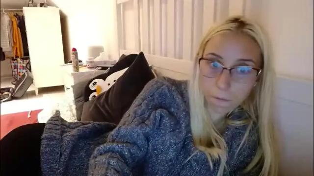 Image 4 of barelylegalblondy Stream on Chaturbate on 1 month ago