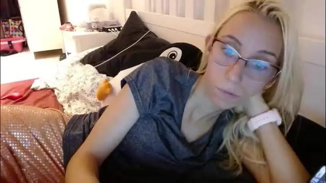 Image 2 of barelylegalblondy Stream on Chaturbate on 1 month ago