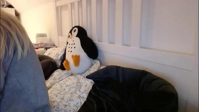 Image 3 of barelylegalblondy Stream on Chaturbate on 1 month ago