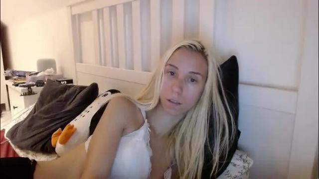 Image 2 of barelylegalblondy Stream on Chaturbate on 28 days ago