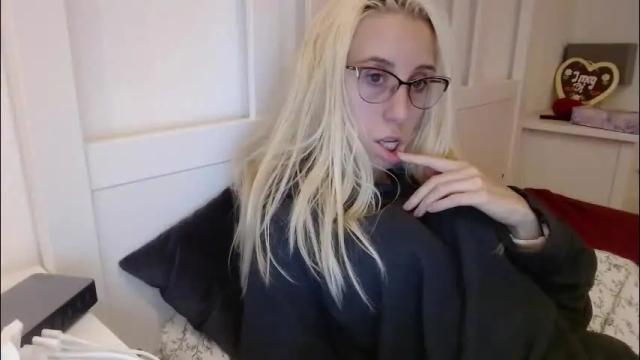 Image 2 of barelylegalblondy Stream on Chaturbate on 4 days ago