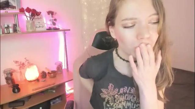 Image 8 of beautyeliise Stream on Chaturbate on 27 days ago