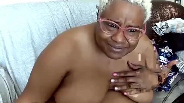 Image 12 of beebeewhunny Stream on Chaturbate on 22 months ago