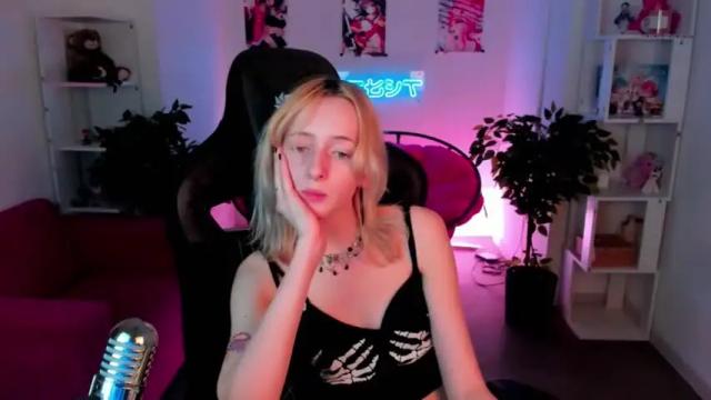 Image 3 of beeelle Stream on Chaturbate on 15 months ago